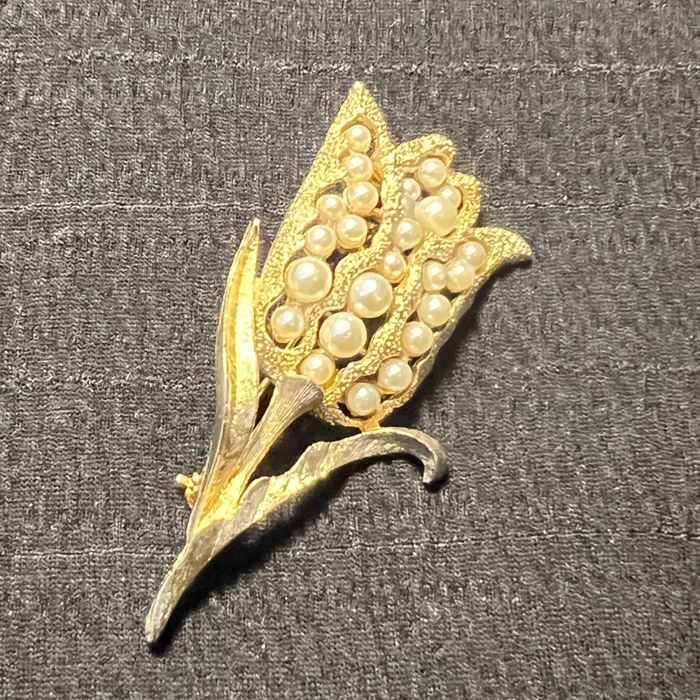 VTG brushed gold tone brooch with faux pearls signed Coro
